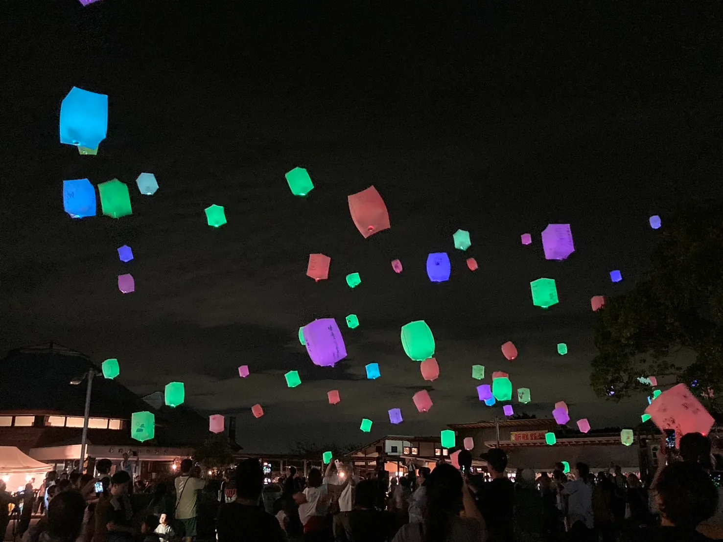 夜空に舞い上がるランタン